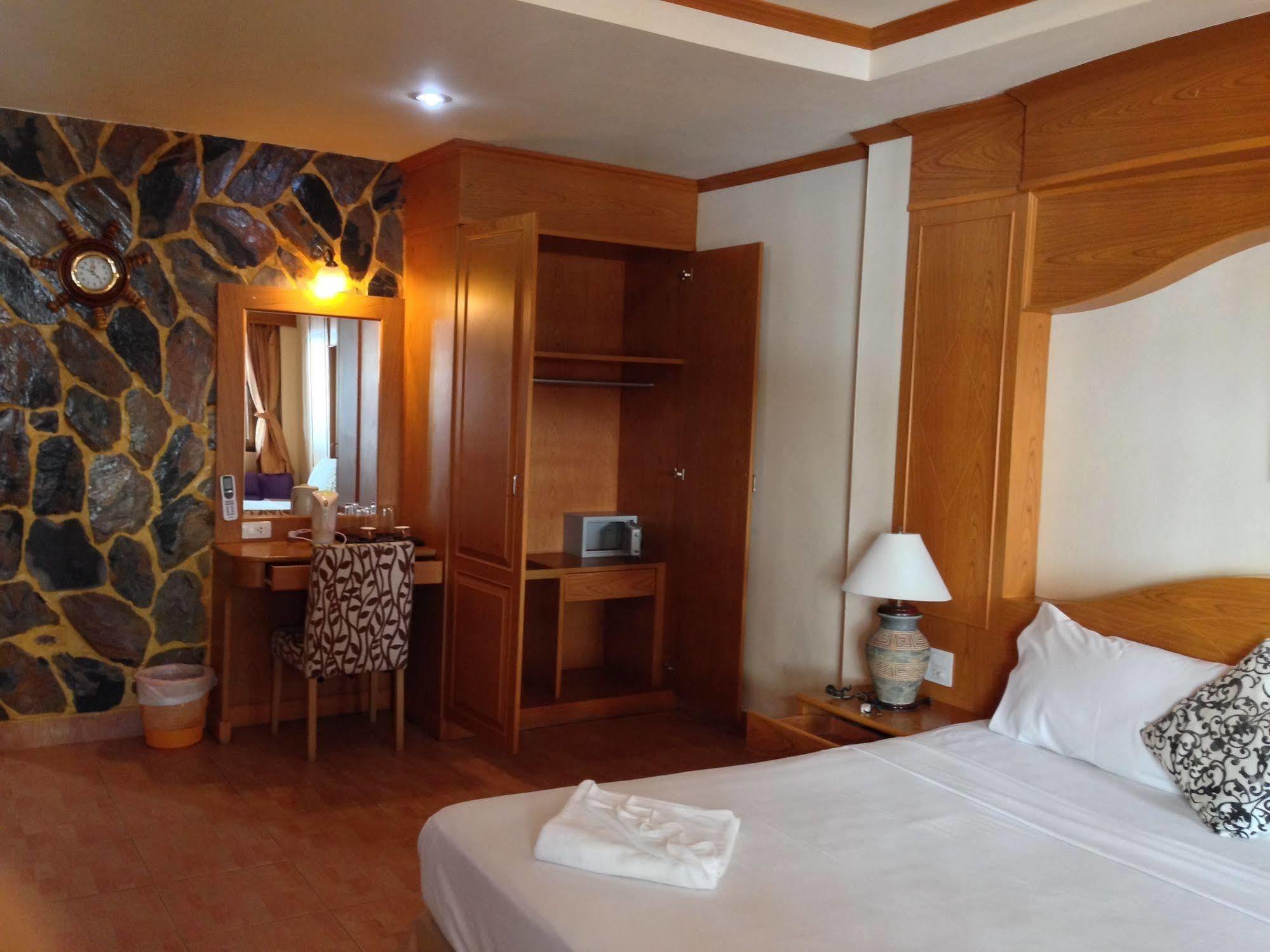The House Patong Hotel Exterior foto
